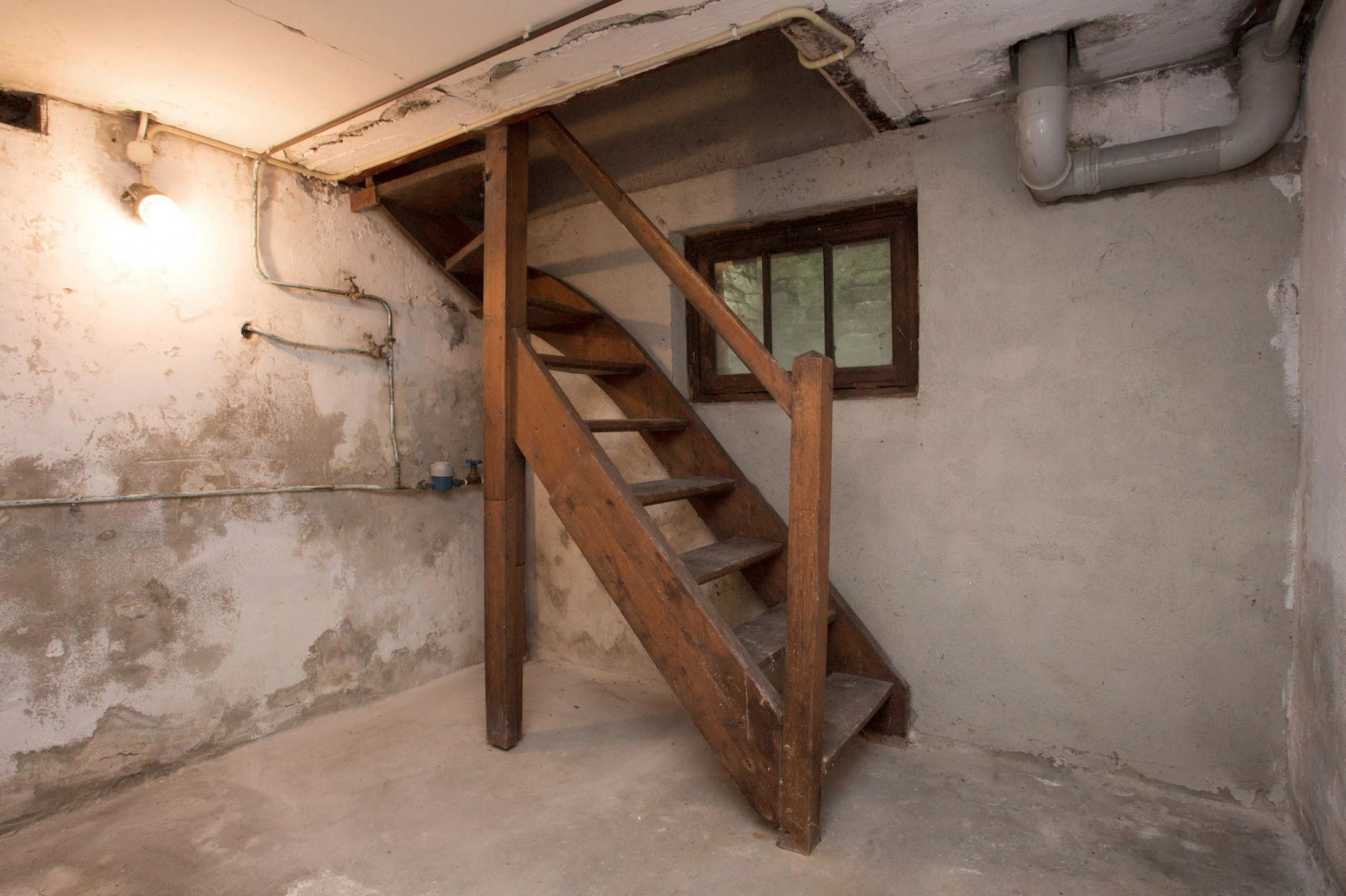Деревянная лестница в подвал