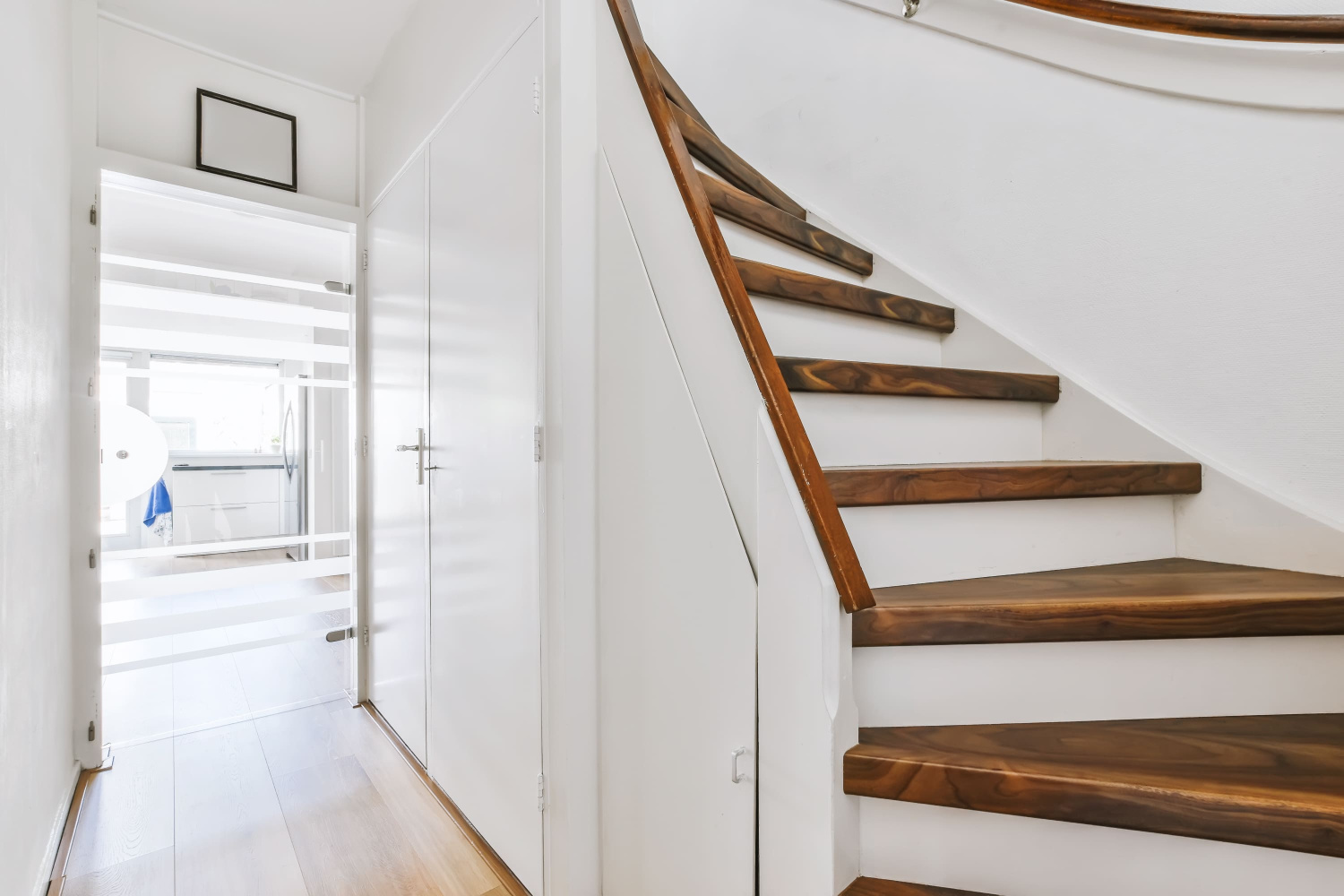 Лестницы в двухэтажных домах — виды и расчет