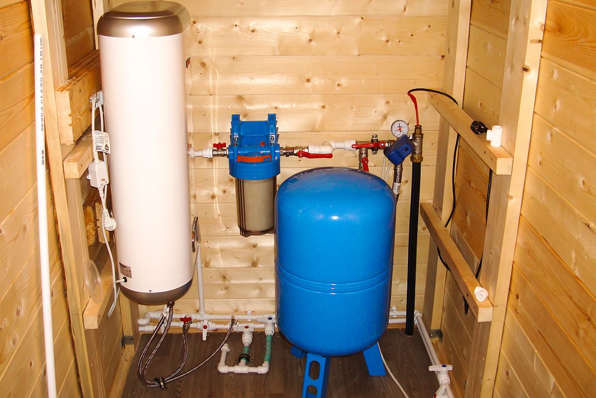 Система водоснабжения частного дома с накопительным баком и насосом или без него
